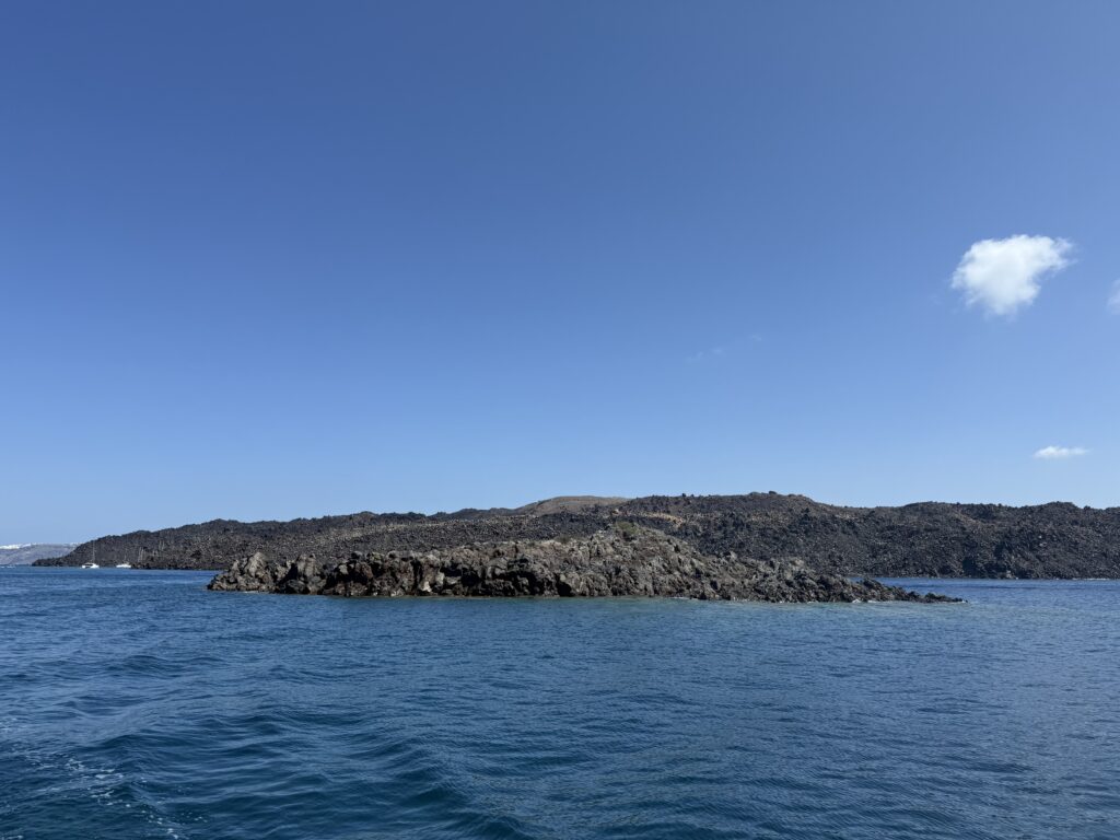 Quiet rocky island horizon