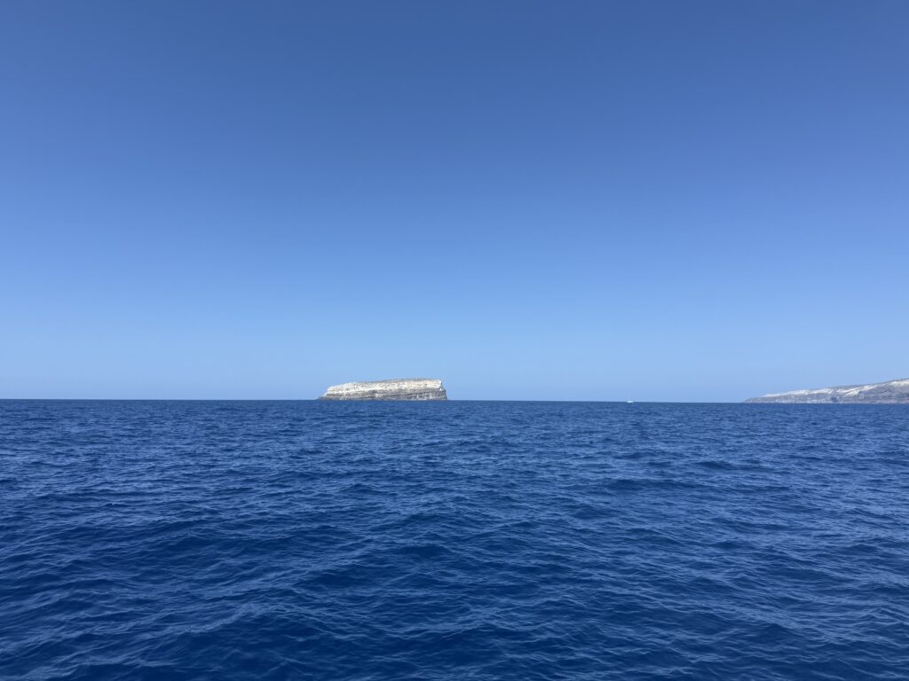 Endless deep blue ocean horizon view